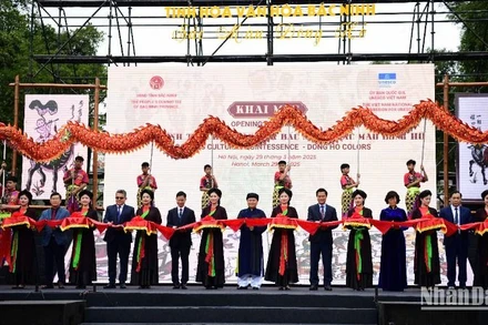 Cắt băng khai mạc chương trình. (Ảnh: THẾ DƯƠNG)