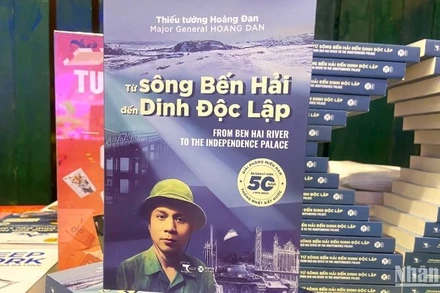 Cuốn hồi ký “Từ sông Bến Hải đến Dinh Độc Lập” của Thiếu tướng Hoàng Đan. (Ảnh: HUY LÊ)