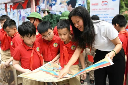 Học sinh Trường tiểu học Tràng An tham quan và trải nghiệm triển lãm.