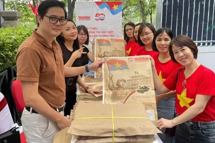 Độc giả háo hức nhận phụ san đặc biệt của Báo Nhân Dân.