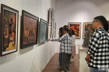 Triển lãm Mỹ thuật sinh viên năm 2025 trưng bày 159 tác phẩm của sinh viên các ngành đào tạo. (Ảnh: HUY LÊ)