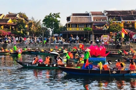 Du khách tham quan phố cổ Hội An trong dịp nghỉ lễ 30/4, 1/5. (Ảnh: HỮU TUÂN)