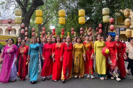 Du khách tham quan Di tích Hoàng thành Thăng Long.