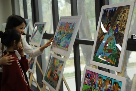 Công chúng tham quan trưng bày tranh tại lễ trao giải. (Ảnh: Đại sứ quán Đan Mạch)