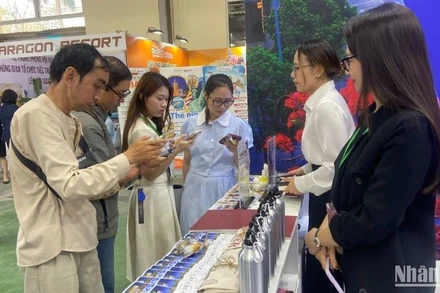 Du khách tìm hiểu các tour tại Hà Nội - VITM Hà Nội 2025. 