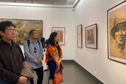 Công chúng tham quan triển lãm. (Ảnh: HUY LÊ)