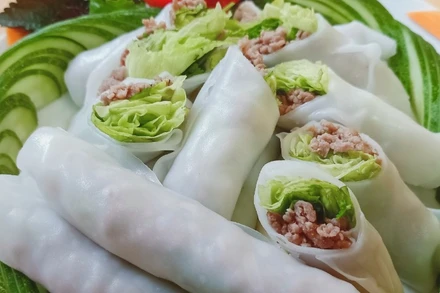 Phở cuốn là sự sáng tạo độc đáo của người Hà Thành. (Ảnh: Phở cuốn 31 Ngũ Xã)