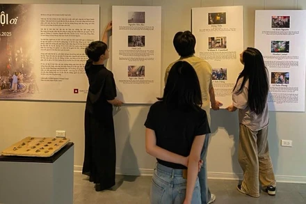 Công tác chuẩn bị cho triển lãm "Hà Nội ơi" - nơi 9 nhiếp ảnh gia cùng kể câu chuyện về Thủ đô bằng hình ảnh.