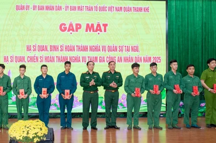 Trao quà cho quân nhân xuất ngũ năm 2025 trên địa bàn quận Thanh Khê.