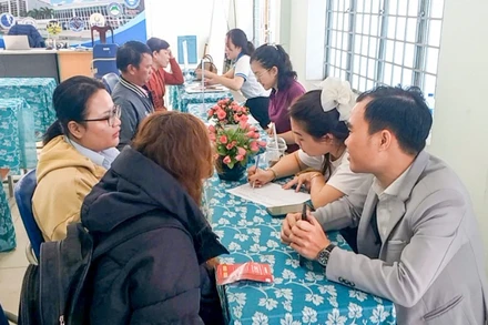 Phiên giao dịch việc làm đầu năm 2025 tại Trung tâm Dịch vụ việc làm Đà Nẵng cơ sở quận Cẩm Lệ.