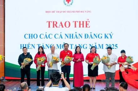 Hội Chữ thập đỏ thành phố Đà Nẵng trao thẻ hiến, tặng mô cho 10 cá nhân đại diện cho 100 cá nhân đã đăng kí đơn hiến mô tạng.