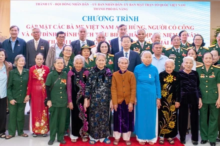 Lãnh đạo thành phố chụp ảnh lưu niệm cùng các Mẹ Việt Nam Anh hùng, người có công và gia đình chính sách tiêu biểu trên địa bàn thành phố Đà Nẵng.