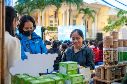 Người dân tham quan Phiên chợ kết nối sản phẩm OCOP năm 2024.