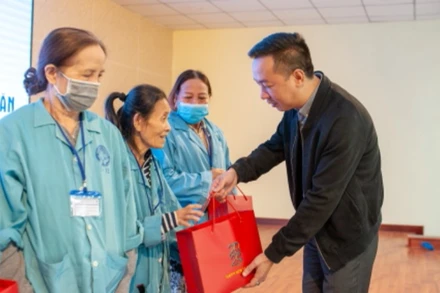 Đồng chí Vũ Hoàng Vĩnh, Vụ trưởng, Chánh Văn phòng Báo Nhân Dân trao quà Tết cho các bệnh nhân.