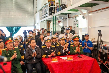 Các đại biểu trên chuyến tàu chúc Tết quân, dân huyện đảo Cồn Cỏ và Lý Sơn.