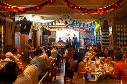 Lễ hội bia Đức thu hút nhiều người dân và du khách tham gia.