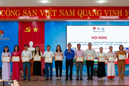 Lễ khen thưởng 12 tập thể có thành tích xuất sắc trong phong trào hội.