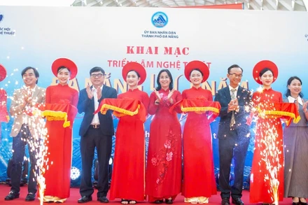 Các đại biểu cắt băng khai mạc triển lãm “Đà Nẵng 50 năm - Khát vọng vươn mình”.