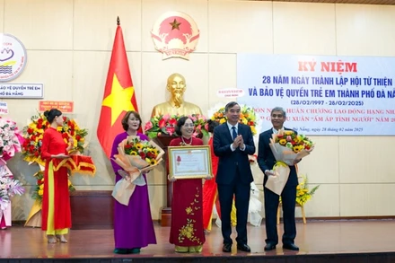 Hội Từ thiện và Bảo vệ quyền trẻ em thành phố Đà Nẵng đón nhận Huân chương Lao động hạng Nhất.