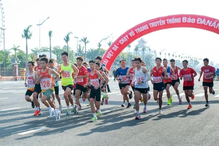Các vận động viên tham gia Giải Việt dã - chạy Vũ trang truyền thống Báo Đà Nẵng lần thứ 28.