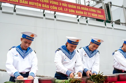 Các chiến sĩ Vùng 3 Hải quân chuẩn bị đồ gói bánh chưng.