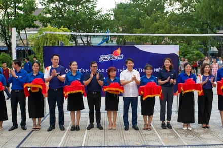 Các đại biểu cắt băng khánh thành công trình.