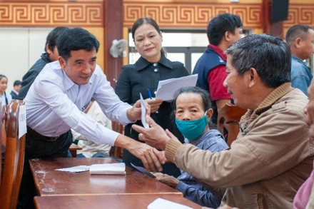 Đại diện chương trình trao quà cho các đối tượng có hoàn cảnh khó khăn tại huyện Hòa Vang.