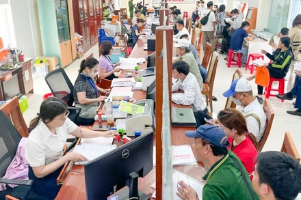 Người dân đến giải quyết thủ tục liên quan đến đất đai tại bộ phận một cửa quận Ngũ Hành Sơn.