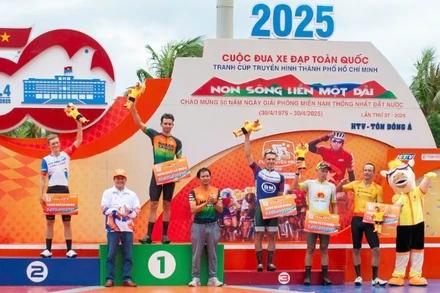 Ban tổ chức trao giải thưởng cá nhân chặng 10.