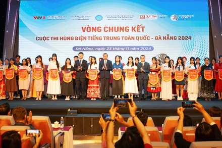 Trao cờ lưu niệm cho các thí sinh tham dự cuộc thi.