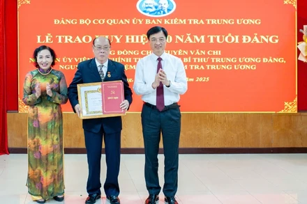 Đồng chí Nguyễn Duy Ngọc, Ủy viên Bộ Chính trị, Bí thư Trung ương Đảng, Chủ nhiệm Ủy ban Kiểm tra Trung ương trao tặng Huy hiệu 60 năm tuổi Đảng cho đồng chí Nguyễn Văn Chi.