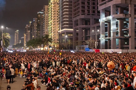 Người dân và du khách tham gia chương trình nghệ thuật Countdown - chào đón năm mới 2025 tại Công viên Biển Đông.