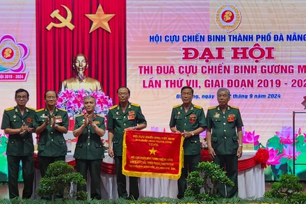 Hội Cựu chiến binh Đà Nẵng đón nhận cờ thi đua xuất sắc phong trào "Cựu chiến binh gương mẫu" giai đoạn 2019-2024.