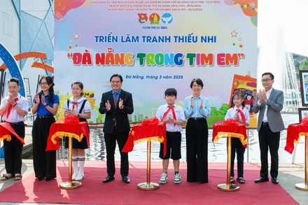 Ban tổ chức cắt băng chào mừng triển lãm tranh thiếu nhi “Đà Nẵng trong tim em".