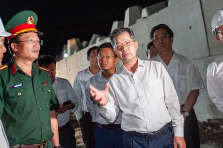 Bí thư Thành ủy Đà Nẵng Nguyễn Văn Quảng thị sát công trình dự án cảng Liên Chiểu.