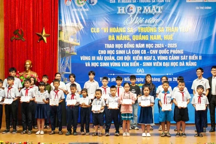 Quỹ Học bổng Vừ A Dính tổ chức trao 305 suất học bổng năm học 2024–2025 cho con em cán bộ, chiến sĩ.