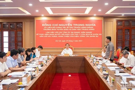 Quang cảnh cuộc làm việc của đồng chí Nguyễn Trọng Nghĩa, Ủy viên Bộ Chính trị, Bí thư Trung ương Đảng, Trưởng ban Tuyên giáo và Dân vận Trung ương với Thường trực các tỉnh An Giang, Kiên Giang. (Ảnh: SƠN TÙNG)