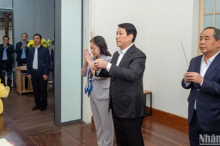 Chủ tịch nước Lương Cường cùng các đồng chí trong đoàn dâng hương tưởng nhớ nguyên Tổng Bí thư Nguyễn Phú Trọng.