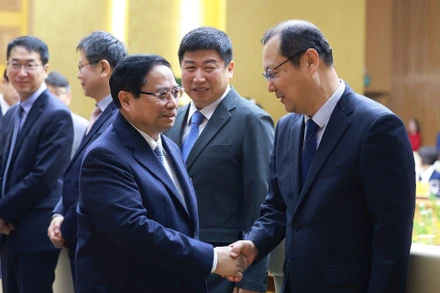 Thủ tướng Phạm Minh Chính với đại diện các doanh nghiệp Hàn Quốc. Ảnh: Dương Giang/TTXVN