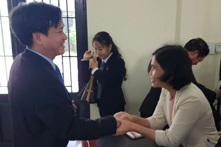 Lãnh đạo Công ty xổ số kiến thiết thành phố Huế chúc mừng chủ nhân tấm vé số bị rách trúng 2 tỷ đồng. 