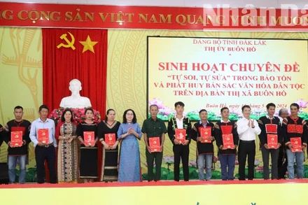 Lãnh đạo Thị ủy Buôn Hồ trao sổ tiết kiệm "Búa liềm vàng" giúp đỡ các đảng viên là người dân tộc thiểu số có hoàn cảnh khó khăn trong năm 2024.