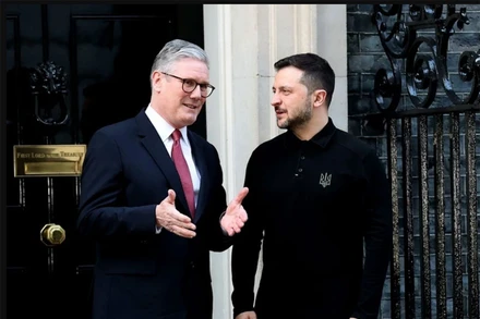 Thủ tướng Anh Keir Starmer (trái) và Tổng thống Ukraine Volodymyr Zelensky tại cuộc gặp ở London ngày 1/3/2025. (Nguồn: THX/TTXVN)