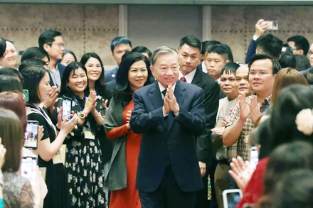 Tổng Bí thư Tô Lâm và Phu nhân gặp gỡ cán bộ, nhân viên cơ quan đại diện và đại diện cộng đồng người Việt Nam tại Singapore. (Ảnh: Thống Nhất/TTXVN)