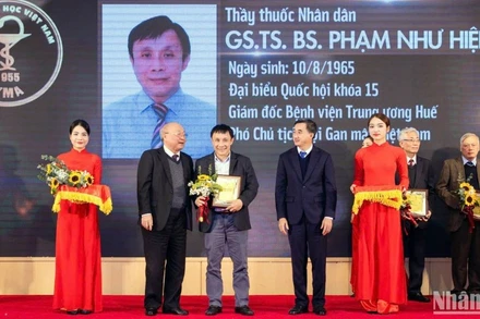 Giáo sư Phạm Như Hiệp, Giám đốc Bệnh viện Trung ương Huế trong lễ vinh danh trí thức tiêu biểu của Tổng hội Y Dược học Việt Nam.