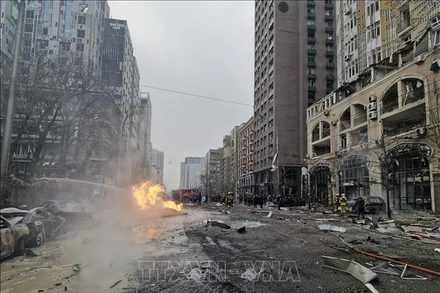 Khói lửa bốc lên sau vụ tấn công bằng tên lửa và máy bay không người lái nhằm vào thành phố Kiev, Ukraine ngày 20/12/2024. Ảnh tư liệu - minh họa: THX/TTXVN