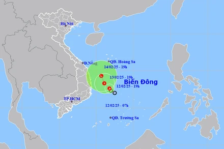 Vị trí và hướng di chuyển của áp thấp nhiệt đới lúc 19 giờ ngày 12/2. (Nguồn: nchmf.gov.vn)