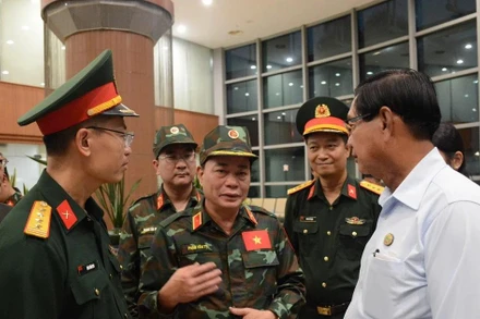 Trao đổi với Thủ hiến Yangon, ông U Soe Thein tại sân bay Yangon, Trưởng đoàn-Thiếu tướng Phạm Văn Tỵ, Phó Cục trưởng Cục cứu hộ, cứu nạn Bộ Quốc phòng, chia buồn sâu sắc với Myanmar trước những thiệt hại nặng nề do trận động đất ngày 28/3 gây ra, đồng thời hy vọng Myanmar sẽ sớm phục hồi sau thảm họa. (Ảnh: Vũ Hùng/Vietnam+)