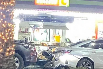 Các phương tiện bị hư hại sau vụ đánh bom ở huyện Bannang Sata, tỉnh Yala, Thái Lan vào đêm 22/2. (Ảnh: Bangkok Post)