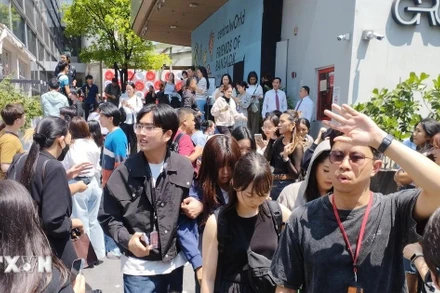 Người dân sơ tán ra bên ngoài các tòa nhà tại Bangkok, Thái Lan, sau trận động đất ở Myanmar ngày 28/3. (Ảnh: THX/TTXVN)