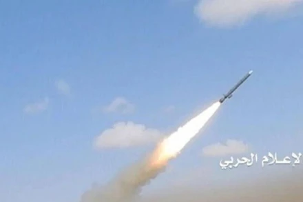 Hệ thống phòng không Israel đánh chặn tên lửa từ Yemen. (Ảnh: IRNA/TTXVN)